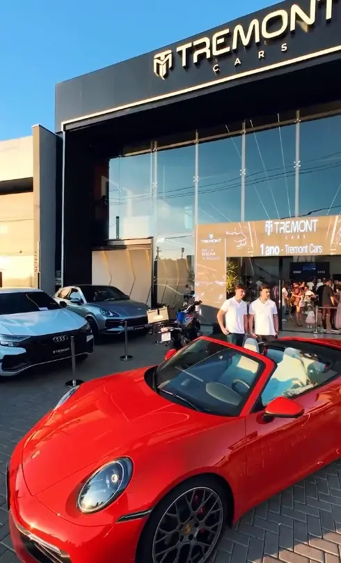 Fachada da Tremont Cars no aniversário de 1 ano, com Porsche 911 vermelho